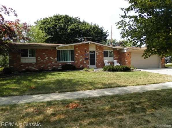9374 Patton St, Livonia, MI 48150