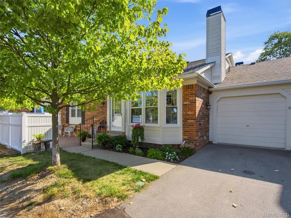 42131 Old Pond Cir, Plymouth, MI 48170