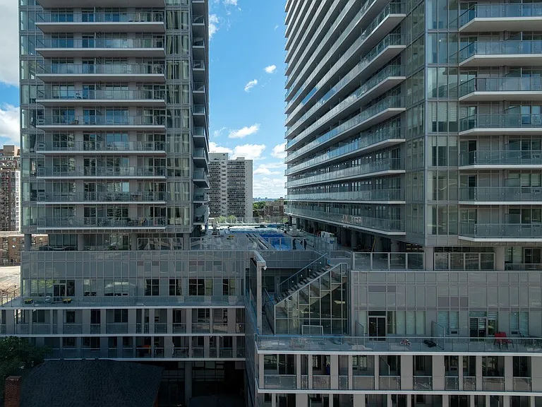 200 Redpath Ave — Photo 98