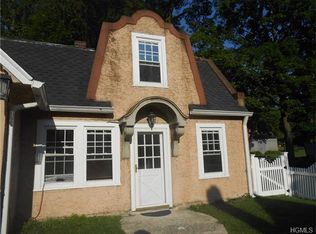 17 Clinton St E, Valhalla, NY 10595