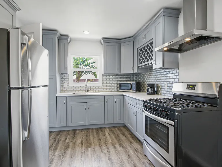 785 N Victoria Dr — Photo 4