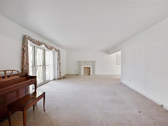 5th image of 1533 Royal Oaks Dr