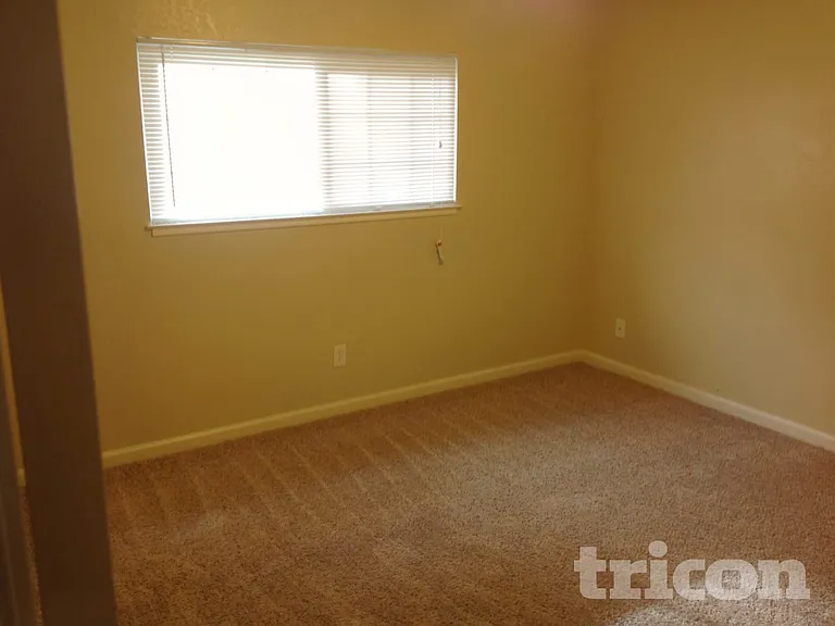 205 Elwood St — Photo 10