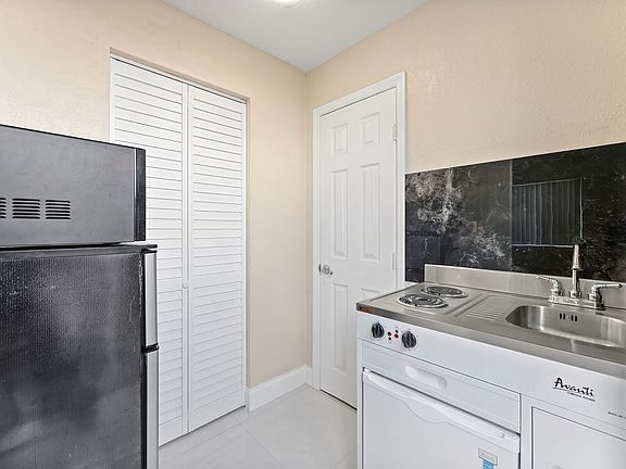 3rd image of 2634 Sheridan St #1