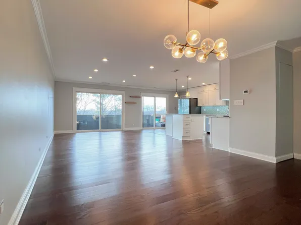 9242 Gross Point Rd APT 405, Skokie, IL 60077