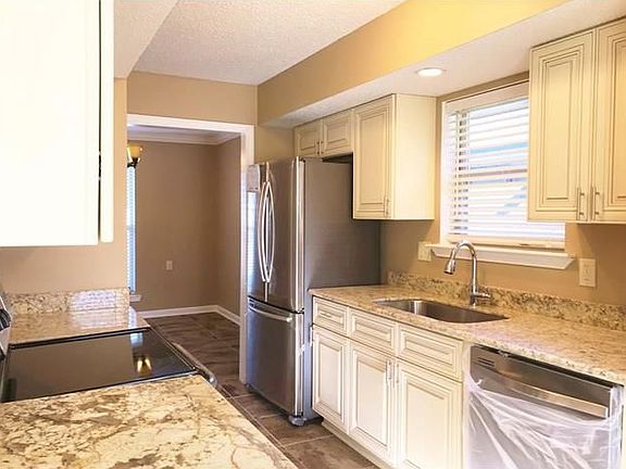 5th image of 2808 Cambridge Dr