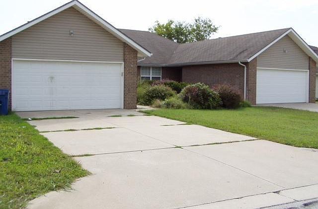 1st image of 725-727 W Foxx Dr
