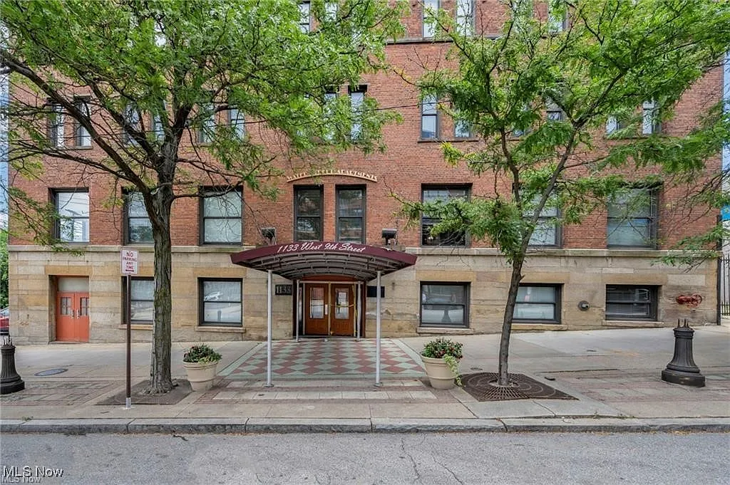Building Photo - 1133 W 9th St #412