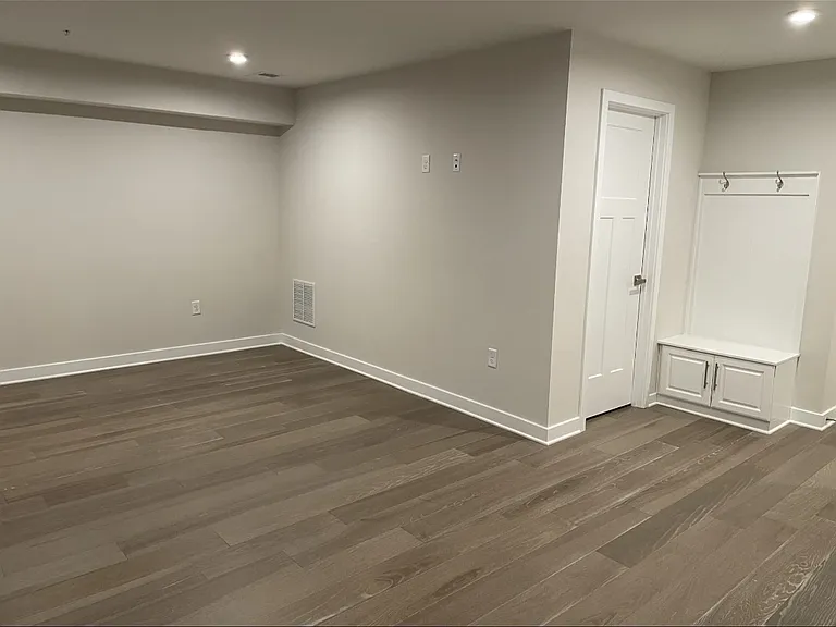 108 S Durham Dr — Photo 5