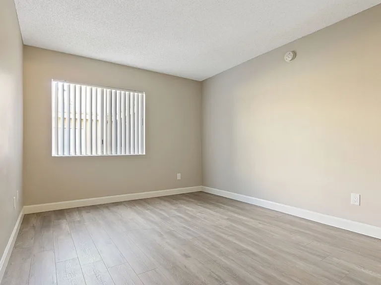 Tremont Apartments | 514 S Catalina St — Photo 11