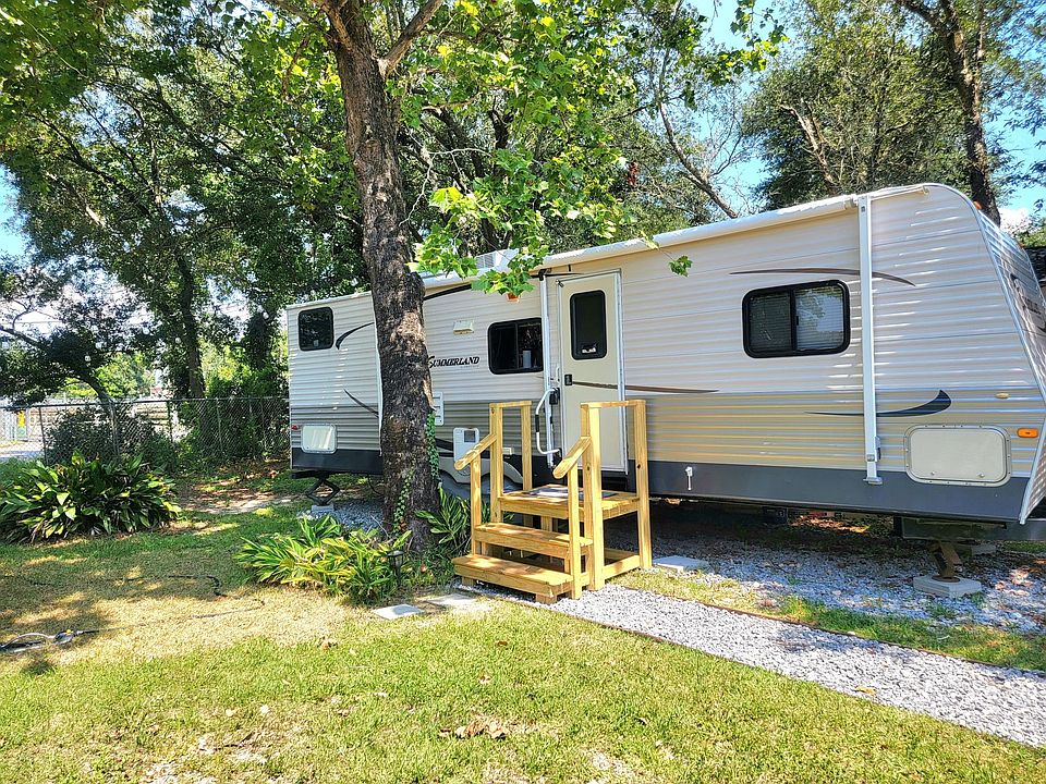 32' Summerland Camper