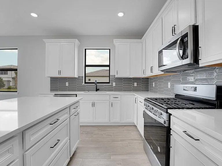 845 SE Courances Dr — Photo 9