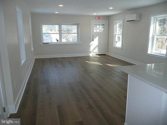 4th image of 1054 Horsham Rd