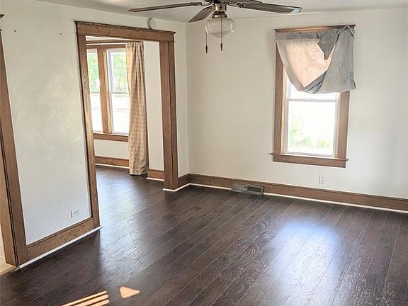 3rd image of 710 Elm St