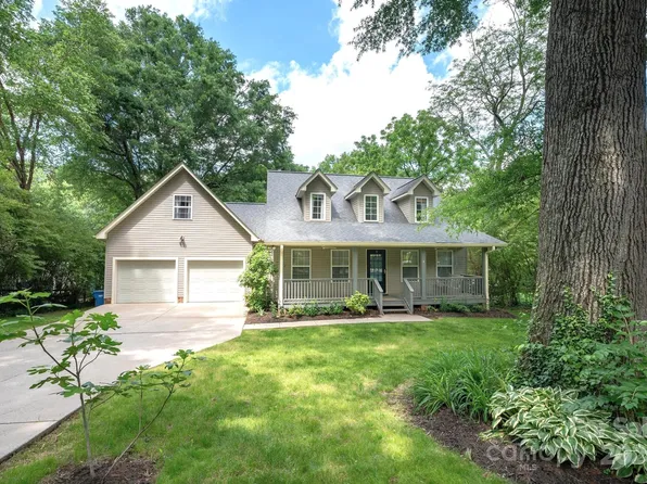 730 4th Avenue Dr NW, Hickory, NC 28601