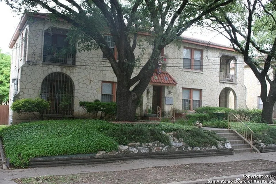415 W Lynwood Ave — Photo 2
