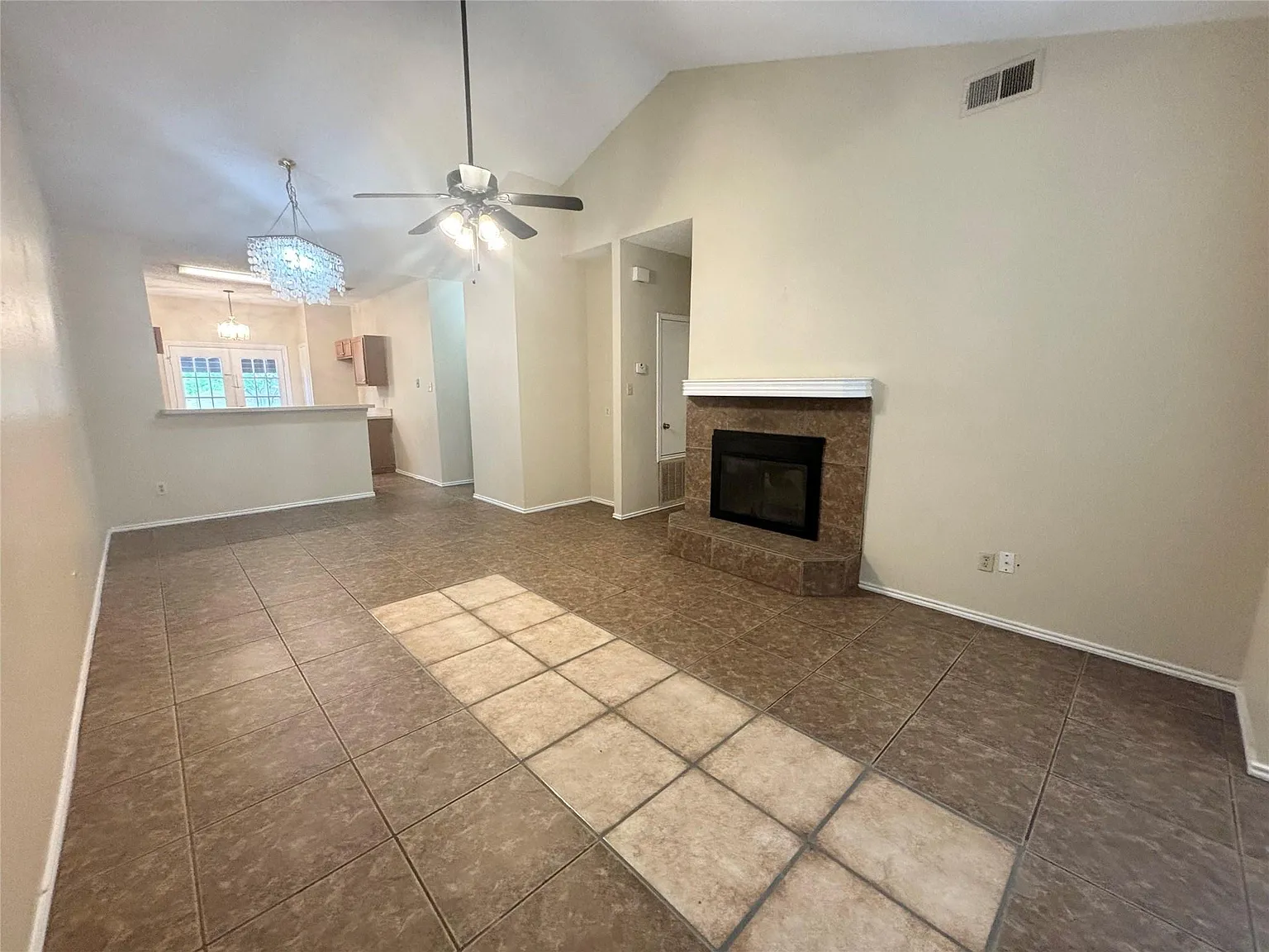 3 bed, 1258 sqft, $1,900 — Photo 2