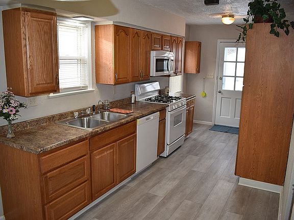5th image of 1112 Dartmoor Ave