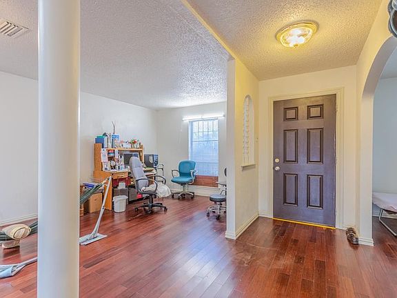 4th image of 905 Bradfield Dr