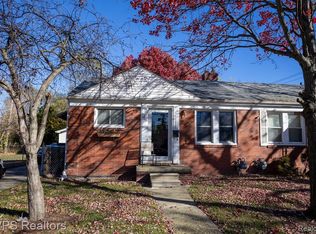19007 Roscommon St, Harper Woods, MI 48225
