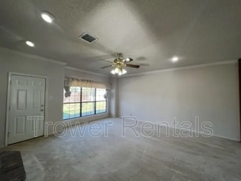 3913 Lyndale Dr — Photo 5