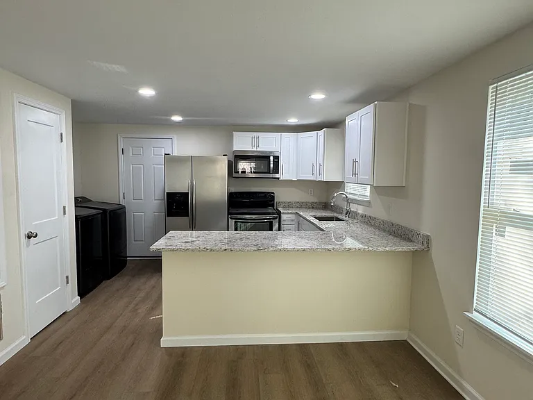2420 N North St — Photo 3