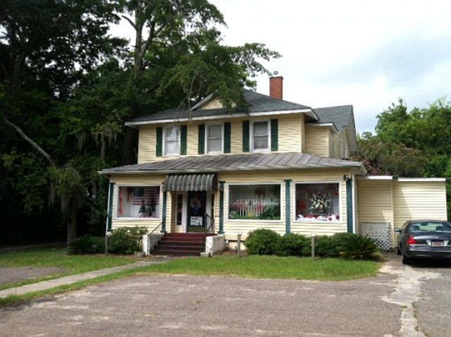 2nd image of 125 Burr St