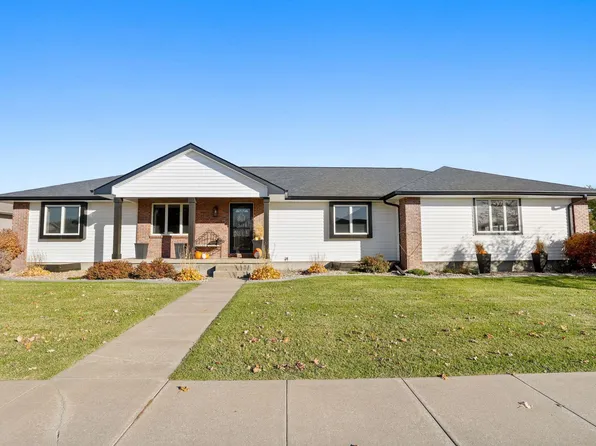 5302 Skye Loch Dr, Hastings, NE 68901