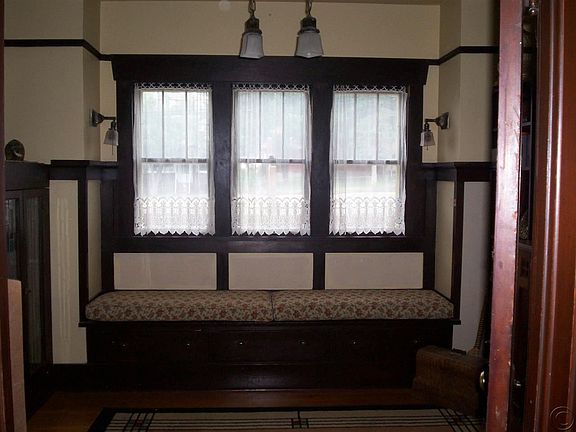 4th image of 324 W Broadway St