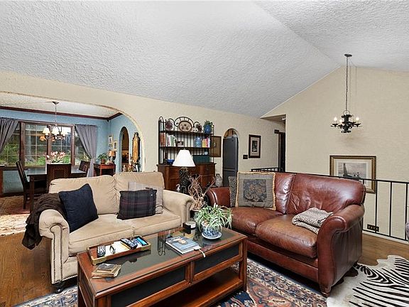5th image of 28 Weaver Hill Rd