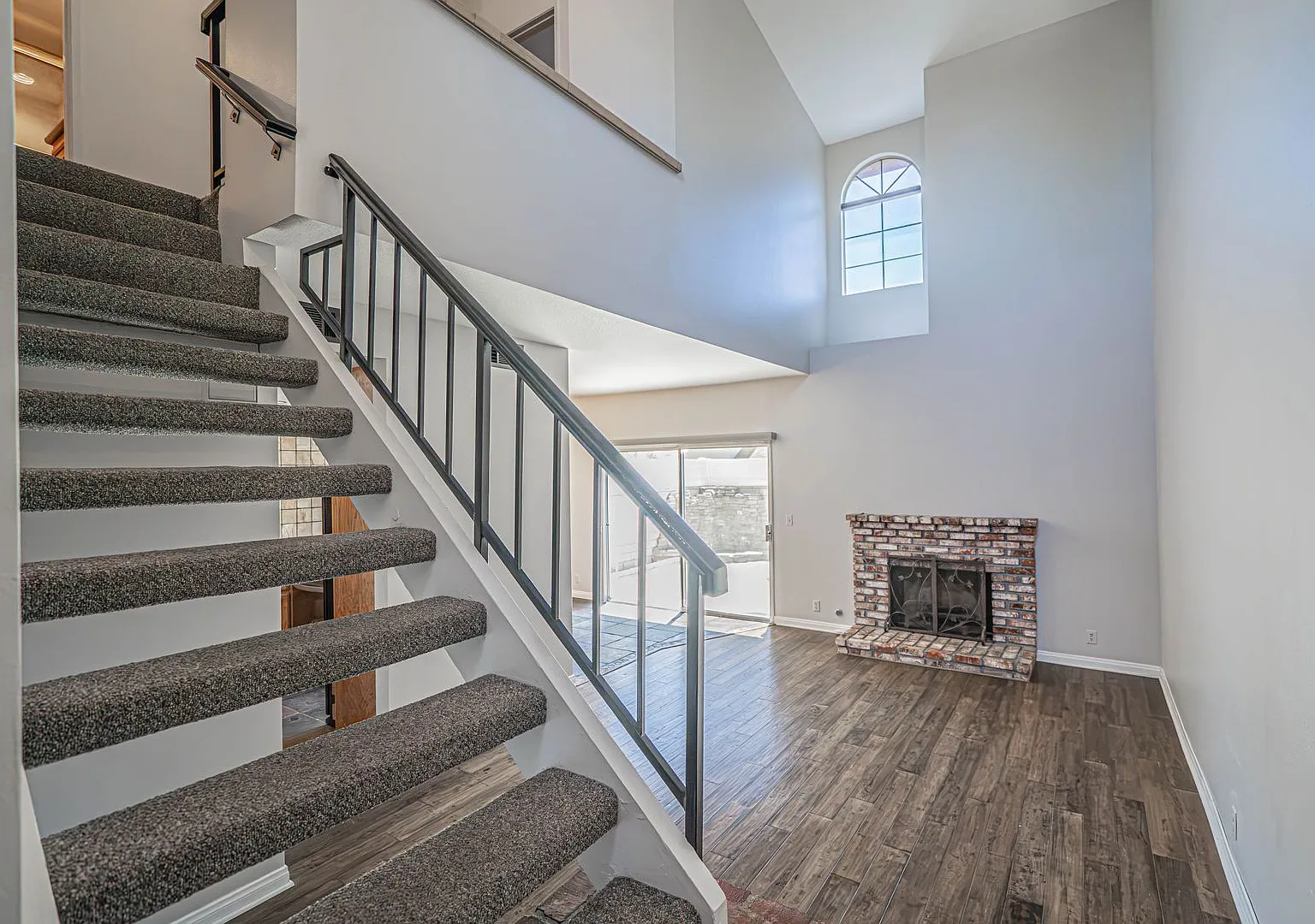 Charming 3-Bedroom Home in the Mountain View Court Community! — Photo 2