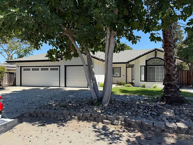 3427 Sanford St — Photo 1
