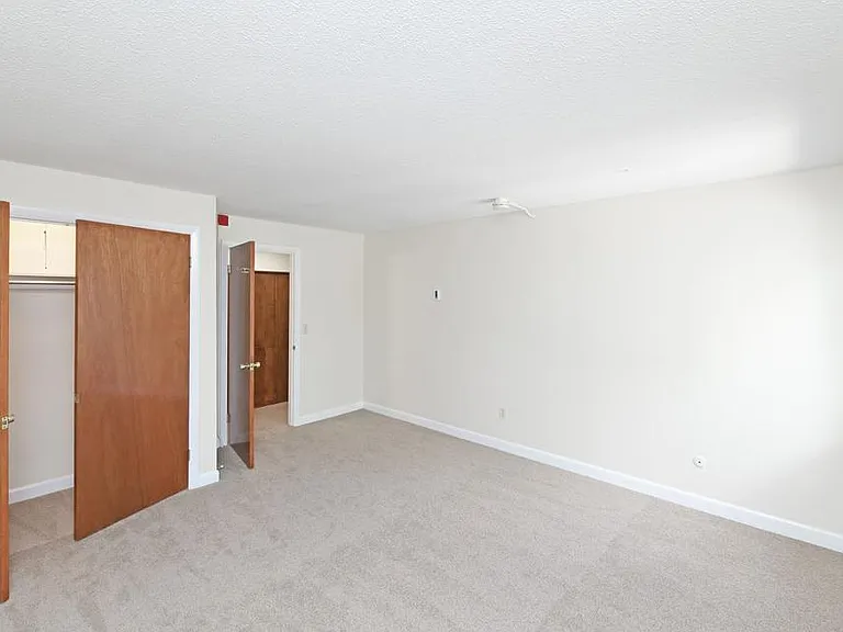 Warren Apartments — Photo 2