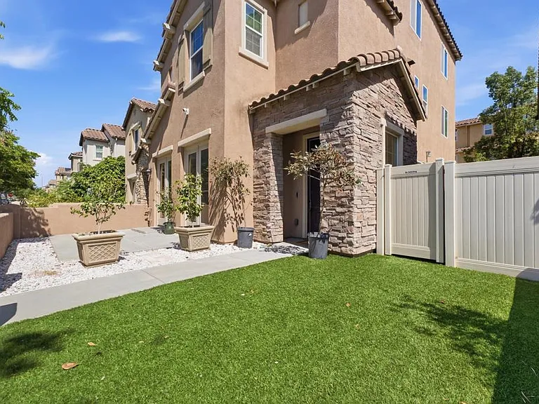 1418 Pershing Rd — Photo 2