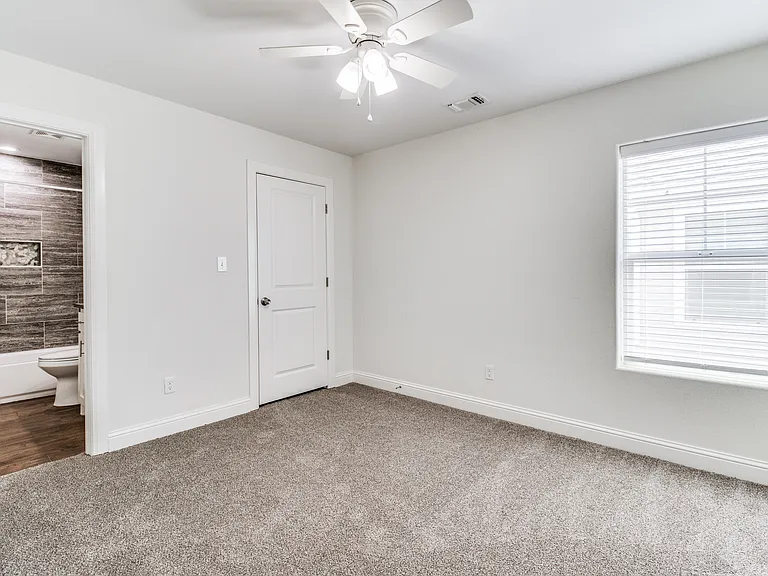 614 E College St — Photo 11