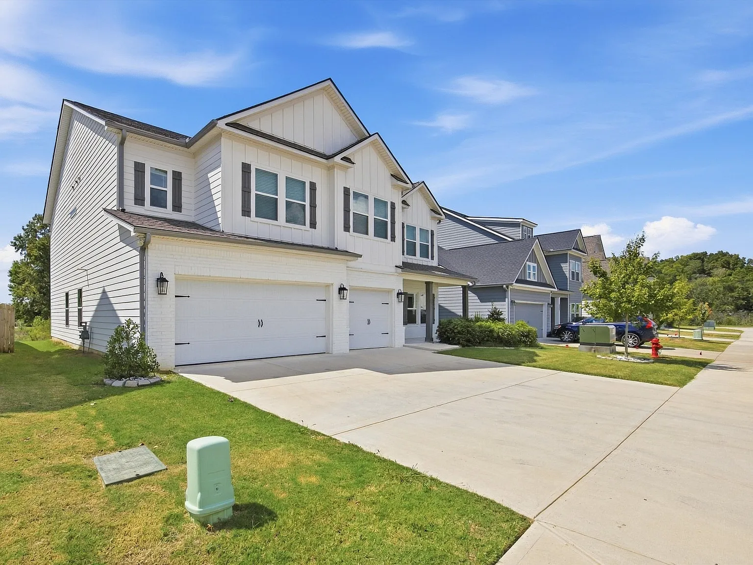 6 bed, 4.5 bath, 3905 sqft, $3,990 — Photo 2