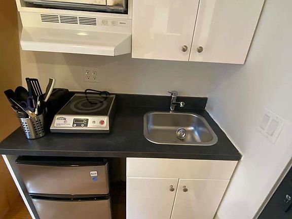 3rd image of 351 W 44th St #A1