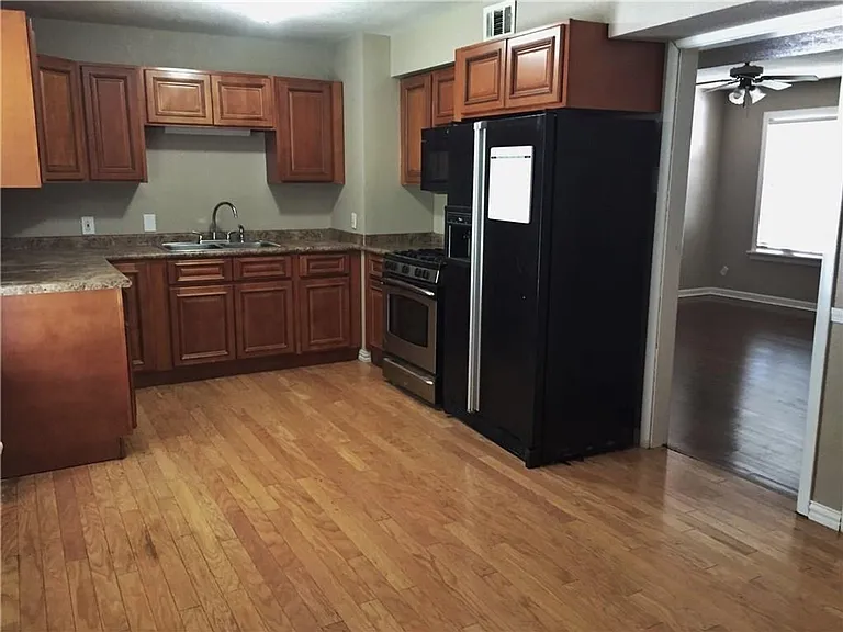 216 Elm St — Photo 1