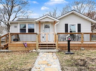 302 NE Green St, Lees Summit, MO 64063