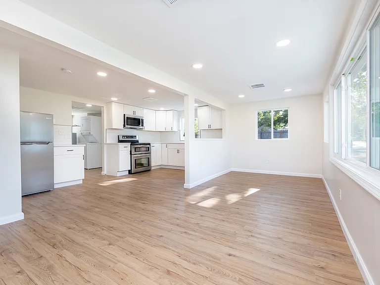 225 Bentz Ave — Photo 13
