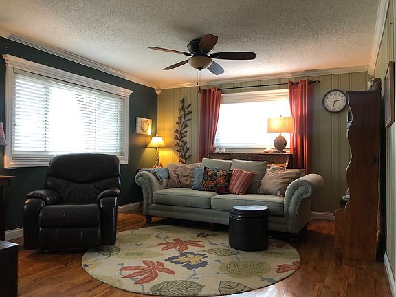 3rd image of 1332 Davis Ln
