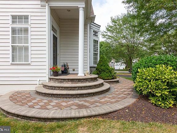 4th image of 430 Lilac Dr