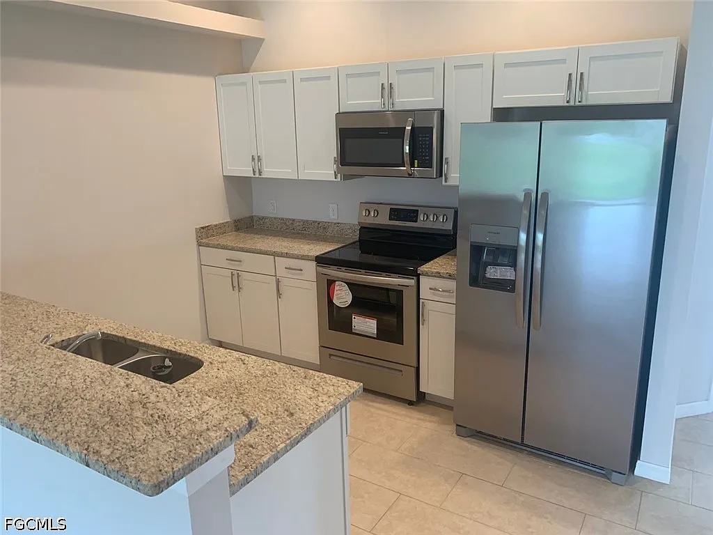 3 bed, 2.0 bath, 2418 sqft, $1,395 — Photo 4