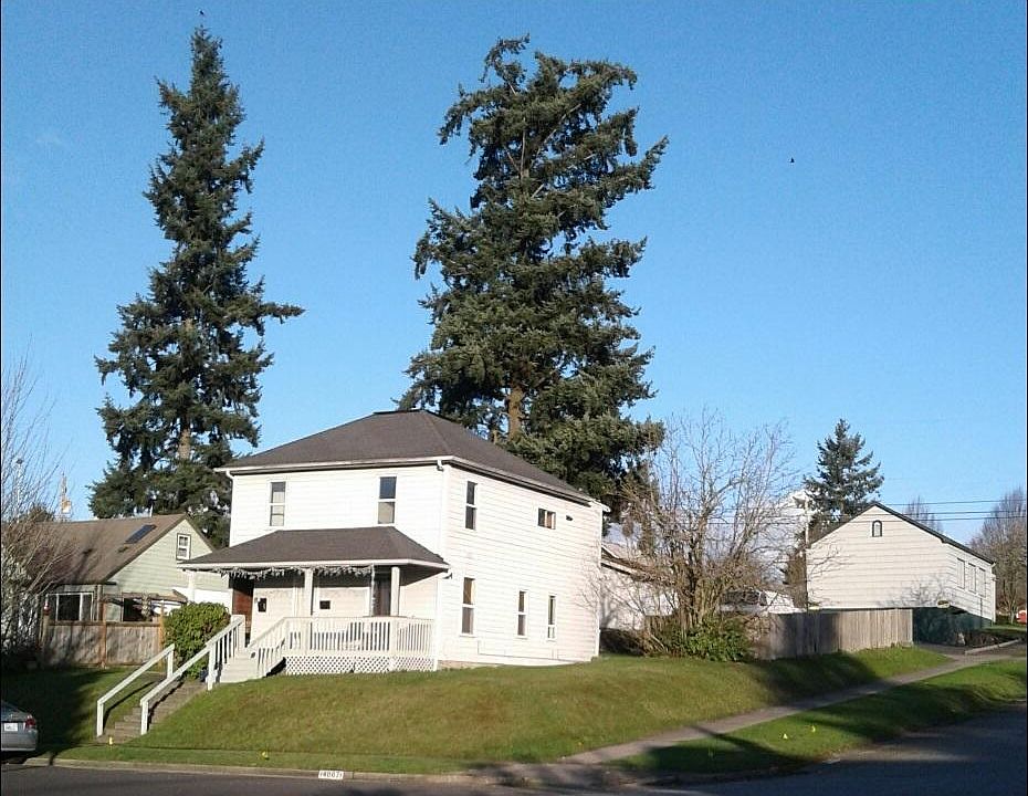 Top Floor-2 Bedroom Apartment with territorial views of the neighborhood.