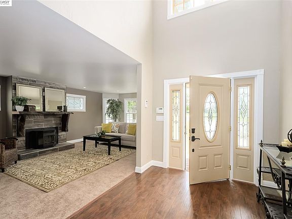 3rd image of 3860 East Ave