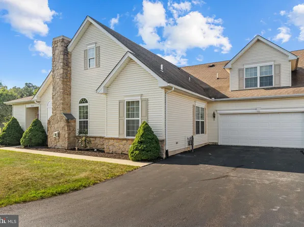 1063 Bordeaux Ln, Pennsburg, PA 18073