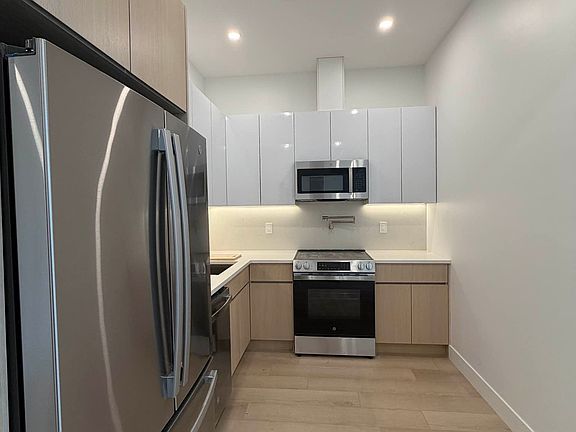 2nd image of 3071 Steinway St #2F