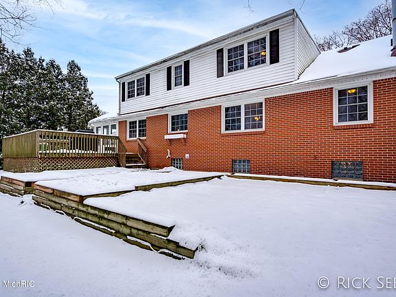 3rd image of 2142 Cambridge Dr SE