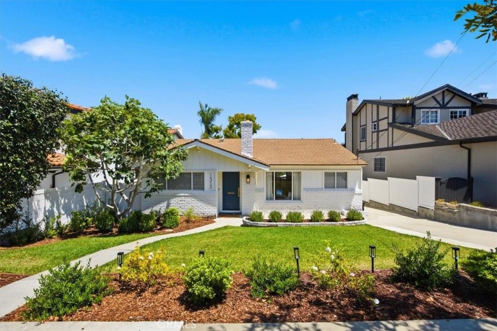 Apartment in Manhattan Beach, Hill Section, Los Angeles - View 2
