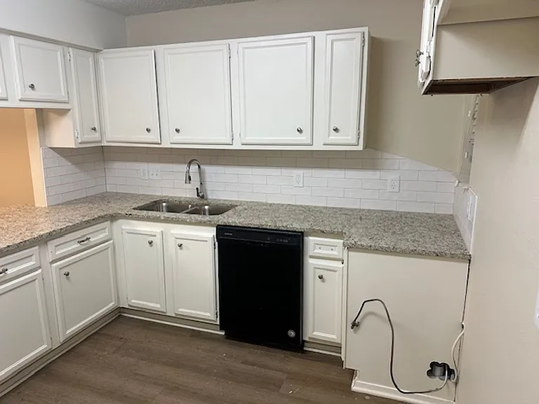 809 Georgia Ln — Photo 3